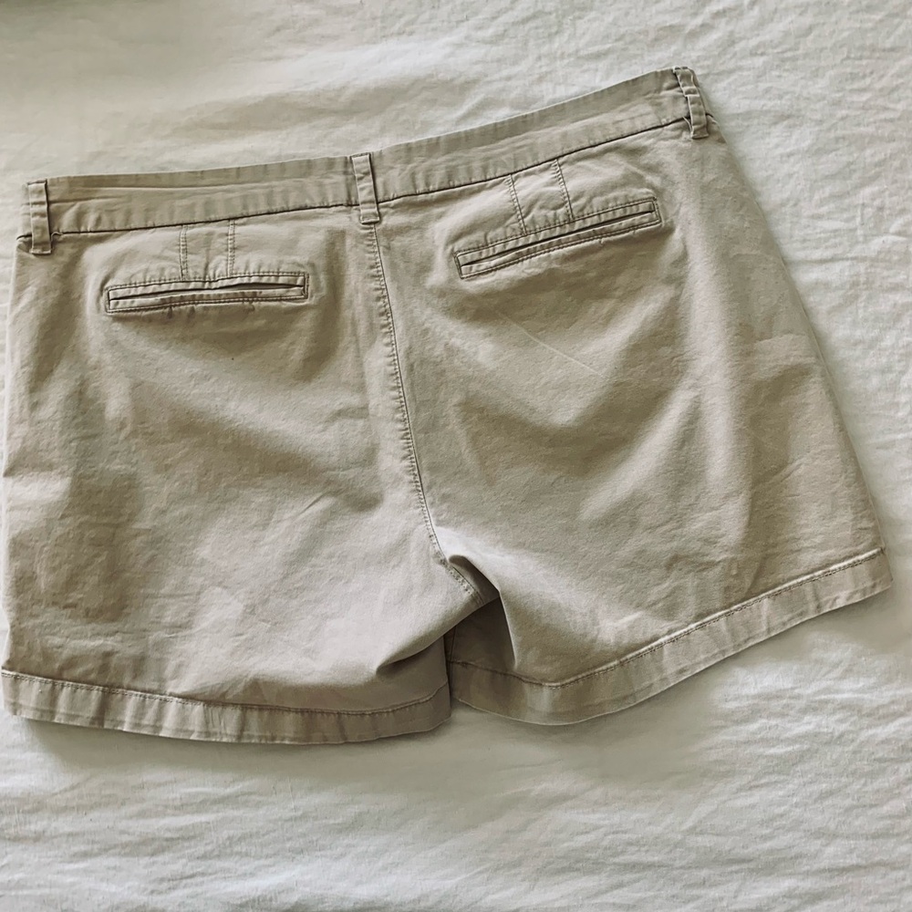 Old Navy khaki chino shorts 5” mid rise - Picture 3 of 3